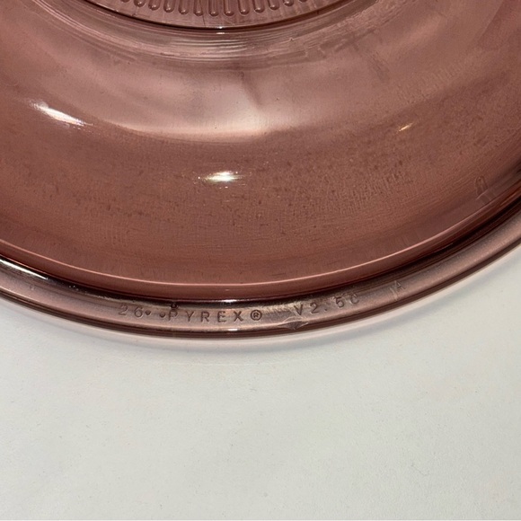 Vintage Vision Corning Pyrex 2.5 L cranberry pot with lid - Picture 7 of 11